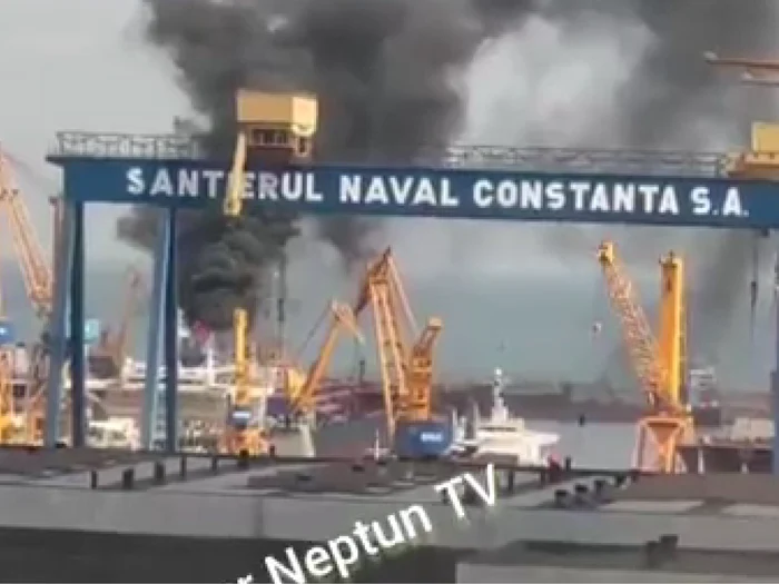 Video----------Incendiu-la-antierul-Naval-Constana-Puntea-unei-nave-a-fost-cuprins-de-flcri-Fumul-se-vede-de-la-mare-deprtare