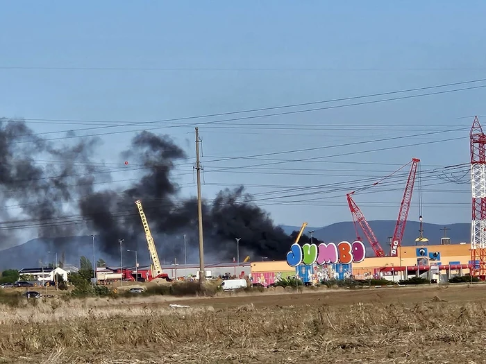 Video----------Incendiu-la-o-firm-de-utilaje-de-construcii-Ard-patru-remorci-ncrcate-cu-benzi-transportoare-de-cauciuc-i-s-a-emis-mesaj-RO-alert