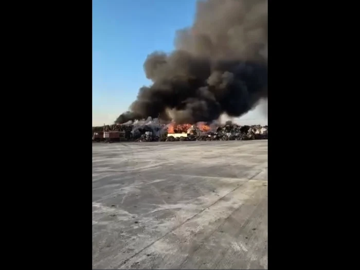 Video----------Incendiu-la-o-firm-de-valorificare-a-deeurilor-din-Prahova-Garda-de-Mediu-a-anunat-un-control