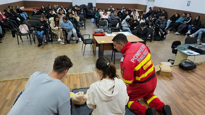 Video----------Liceele-din-Slatina-dotate-cu-defibrilatoare-Spune-ce-s-faci-cnd-s-faci-cum-s-faci-Important-este-s-avei-curaj