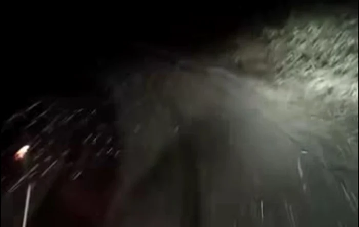 Video----------Ninsoare-abundent-pe-DN-7A-n-zona-Obria-Lotrului-Coduri-de-vreme-sever-n-toat-ara