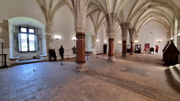 Video----------Restaurare-unicat-n-Castelul-Corvinilor-Secretul-ceramicii-folosite-produs-de-aceeai-fabric-dup-un-secol-i-jumtate