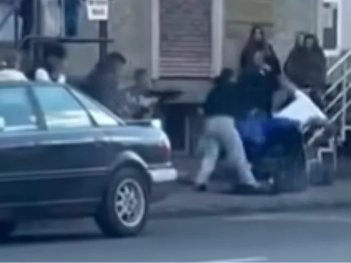 Video----------Scandal-ntre-mai-muli-tineri-ntr-o-staie-de-autobuz-din-Trgu-Mure-Trei-dintre-ei-internai-n-spital