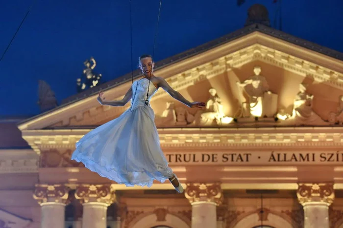 Video----------Spectacol-excepional-de-balet-aerian-la-Oradea-Mii-de-oameni-au-urmrit-The-Molecule-Show