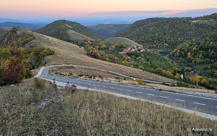 Video----------Transalpina-biciclitilor-pista-fantom-devenit-o-atracie-turistic-stranie-fr-bicicliti---