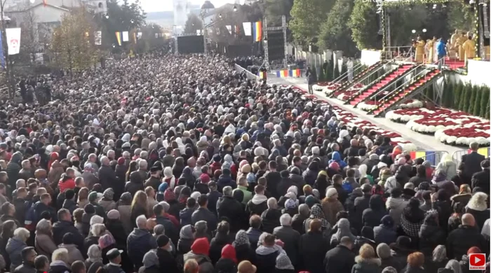 Video----------Zeci-de-mii-de-pelerini-la-slujba-liturgic-de-Sfnta-Parascheva-de-la-Catedrala-Mitropolitan-din-Iai-PS-Teofan-a-premiat-trei-familii-de-preoi-cu-muli-copii