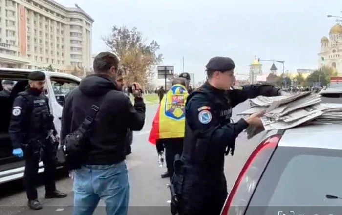 ---------Ziare-cu-coninut-fascist-distribuite-n-Bucureti-n-zona-Catedralei-Naionale-Jandarmii-l-au-sltat-pe-brbatul-care-le-mprea