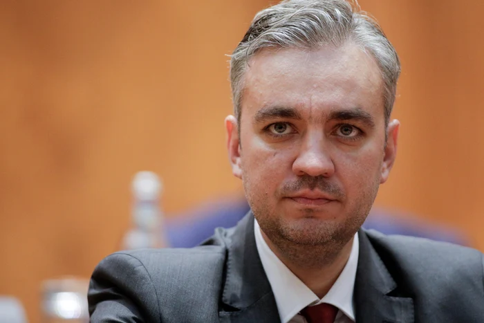 ---------edin-cu-scandal-la-Parlament-Cum-se-face-c-numai-dumneavoastr-angajai-toate-doamnele-sexy-la-ANRE-