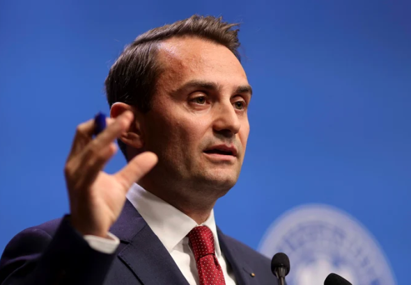 ---------eful-Cancelariei-lui-Bolojan-acuzat-de-abuzuri-asupra-angajailor-A-transformat-curtea-Guvernului-n-garaj-privat-Sindicalitii-i-cer-demisia