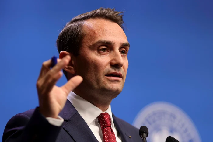 ---------eful-Cancelariei-lui-Bolojan-acuzat-de-abuzuri-asupra-angajailor-A-transformat-curtea-Guvernului-n-garaj-privat-Sindicalitii-i-cer-demisia