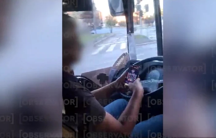 ---------ofer-STB-prins-jucnd-pcnele-pe-telefon-n-timpul-cursei-Am-mers-cinci-staii-i-el-ncontinuu-s-a-jucat-pe-telefon-Reacia-societii