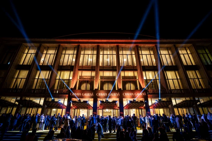 ---------AQUA-Carpatica-amp-Cravata-Galben-un-parteneriat-al-autenticitii-romneti