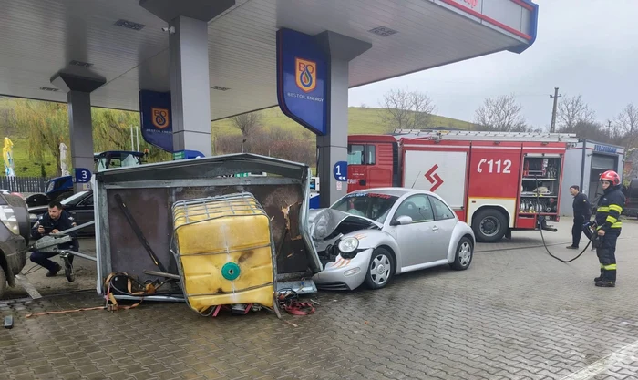 ---------Accident-la-o-benzinrie-din-Bistria-Nsud-1000-de-litri-de-motorin-s-au-scurs-dintr-o-remorc