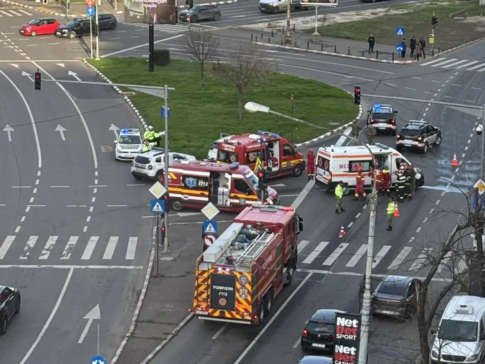 ---------Accident-ntre-o-ambulan-i-o-main-n-Capital-Autospeciala-transporta-mai-muli-militari