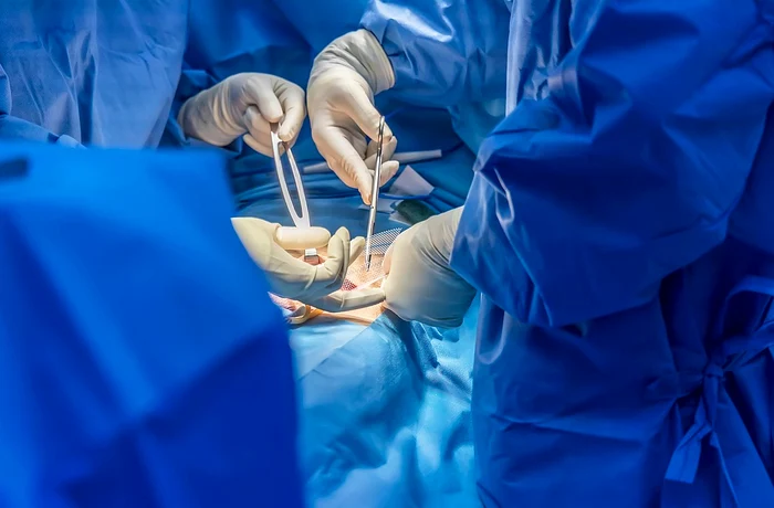 ---------Ai-lsat-ceva-n-mine-Chirurg-certat-de-un-pacient-operat-de-un-abces-ct-un-ou-de-gin-AI-ul-zice-c-operaia-trebuia-s-dureze-o-or