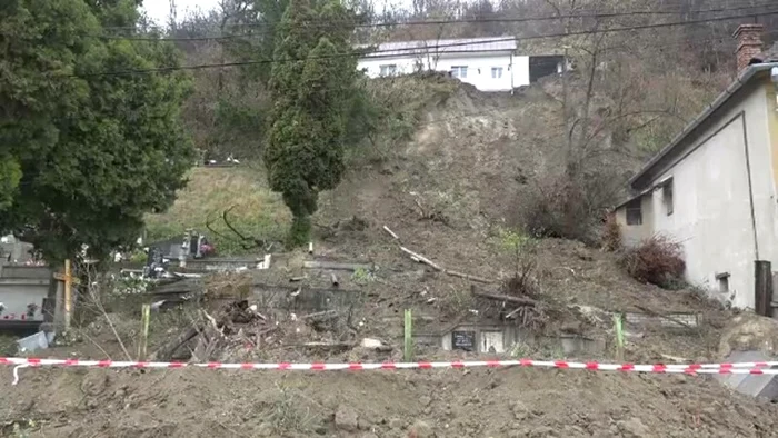 ---------Alunecare-de-teren-ntr-un-cimitir-din-Sighioara-mai-multe-morminte-afectate-de-o-canalizare-improvizat