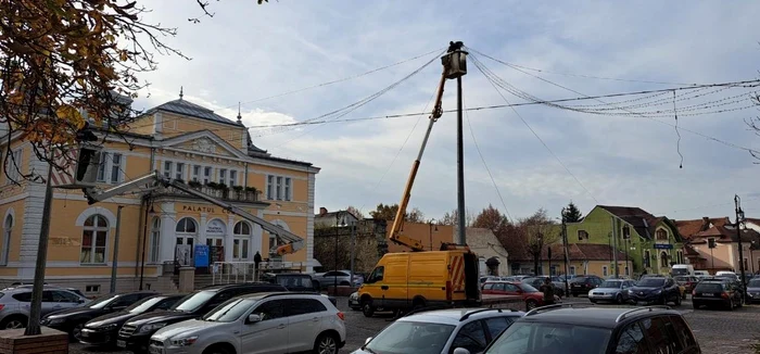 ---------Bistria-se-pregtete-s-intre-n-atmosfera-srbtorilor-de-iarn-cu-o-investiie-record-n-iluminatul-festiv