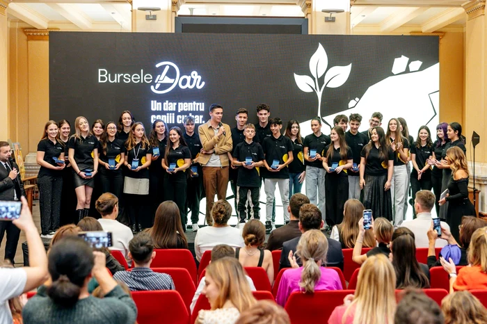 ---------David-Popovici-i-campionii-de-canotaj-ridic-trofeele-pentru-talentele-Romniei-35-de-tineri-excepionali-premiai-la-Gala-Burselor-DAR-Sunt-onorat