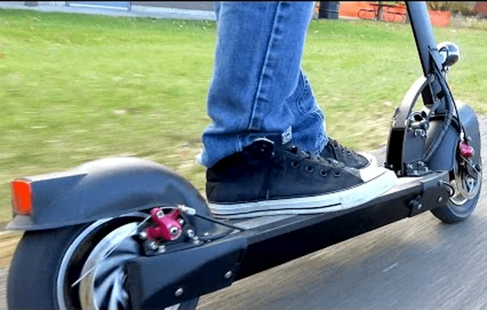 ---------Doi-adolesceni-care-mergeau-pe-o-trotinet-lovii-de-un-buldoexcavator-la-Media