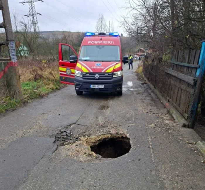 ---------Doi-brbai-au-ajuns-la-spital-dup-ce-au-czut-ntr-o-groap-format-n-asfalt-n-Petroani-