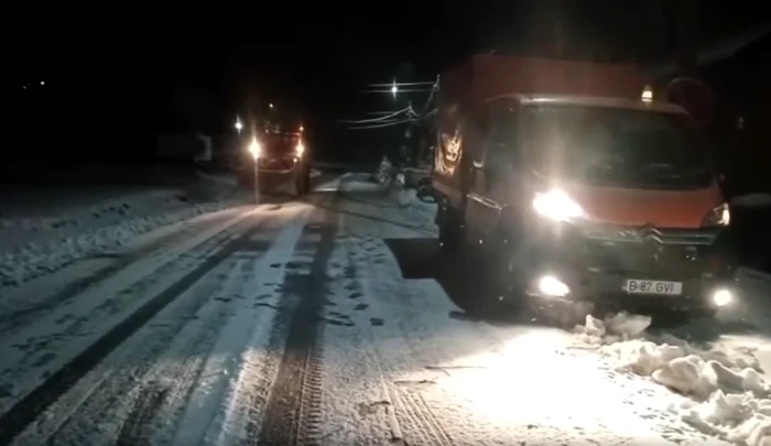 ---------Drumarii-intervin-cu-lame-i-material-antiderapant-pe-drumurile-montane-afectate-de-ninsoare-i-gheu