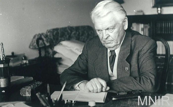 ---------Faa-netiut-a-lui-Mihail-Sadoveanu-Nero-l-a-enervat-pe-Sadoveanu-care-l-a-btut-cu-o-curea-Cinele-urla-de-durere