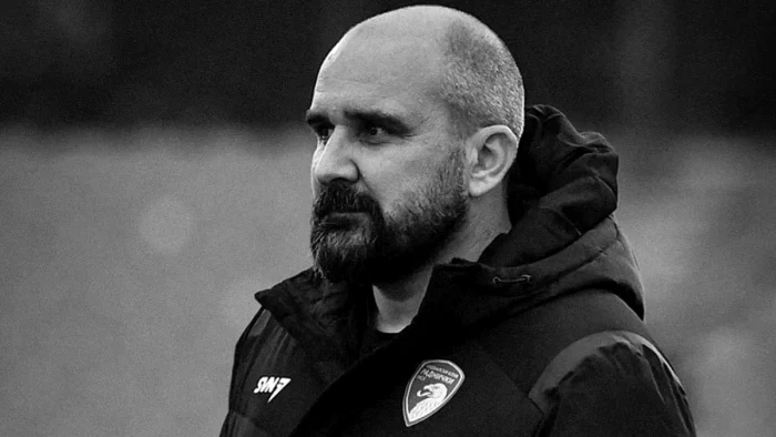 ---------Fotbalul-srb-n-doliu-Un-antrenor-a-murit-dup-ce-s-a-prbuit-pe-teren-n-timpul-meciului