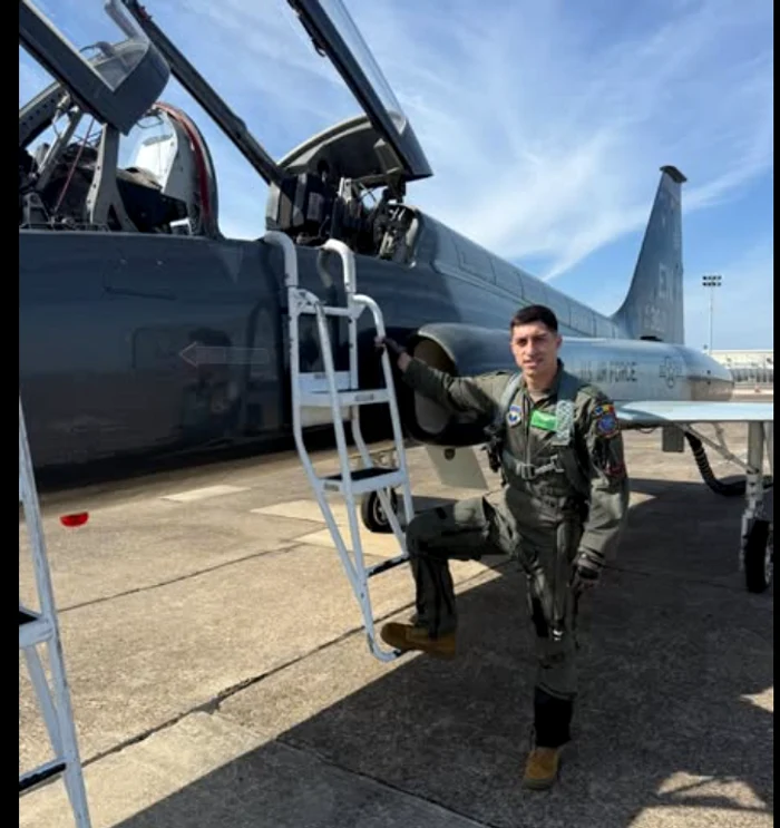 Foto----------Cel-mai-tnr-instructor-de-zbor-NATO-este-un-romn-Locotenentul-Claudiu-Fusaru-antreneaz-piloi-la-baza-Sheppard-din-SUA