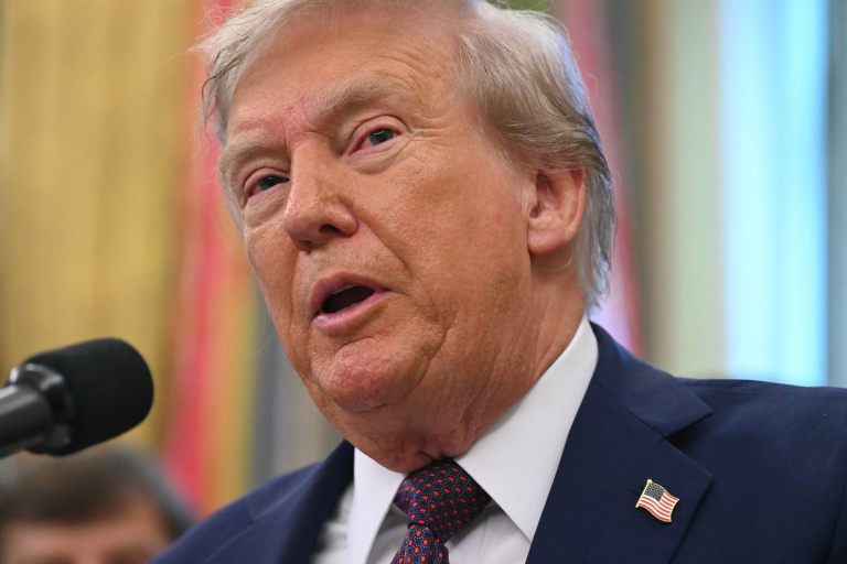 Foto----------Donald-Trump-a-prezentat-Baia-Lincoln-de-la-Casa-Alb-dup-ce-a-renovat-o-cu-marmur-i-aur-Repar-cur-i-fac-totul-frumos