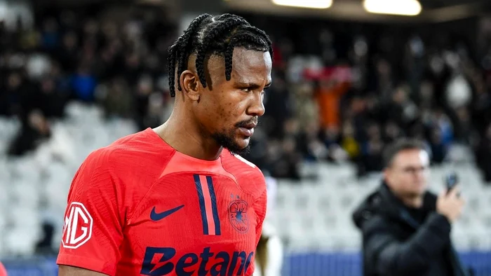 ---------Fuga-lui-Ngezana-din-cantonament-unde-s-a-dus-fundaul-FCSB-n-miez-de-noapte