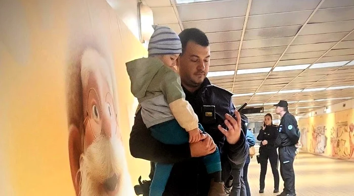 ---------Gest-de-omenie-n-Pasajul-Unirii-din-Capital-Un-poliist-a-linitit-un-copil-speriat-n-timp-ce-mama-nsrcinat-avea-contracii-