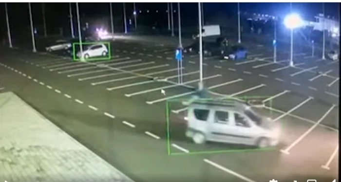 ---------Imagini-de-comar-ntr-o-parcare-din-Bacu-Un-tnr-a-fost-plimbat-pe-plafonul-unei-maini-de-un-ofer-fr-permis-A-intervenit-poliia