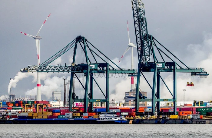 ---------Jaf-de-proporii-n-Belgia-Cum-au-reuit-nite-romni-s-fure-14-maini-din-Portul-Anvers-ntr-un-weekend