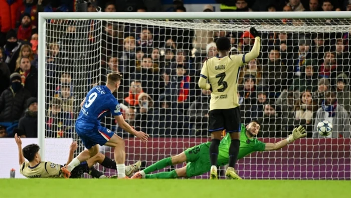 ---------Liga-Campionilor-la-fotbal-la-Londra-Chelsea-a-mturat-terenul-cu-Barcelona