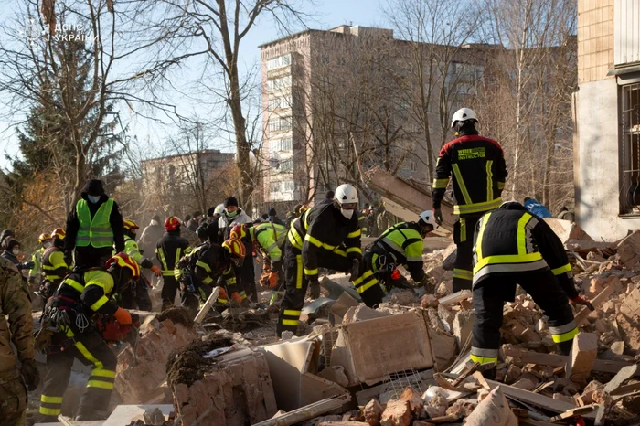 ---------Lucrm-doar-cu-minile-Cursa-contracronometru-a-salvatorilor-din-Ternopil-unde-22-de-oameni-sunt-nc-sub-drmturi