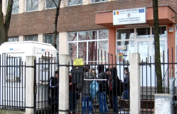 ---------Miros-puternic-de-gaz-ntr-un-liceu-din-Bucureti-Elevii-i-profesorii-evacuai-de-urgen-Distrigaz-spune-c-nu-a-depistat-scurgeri-de-gaze