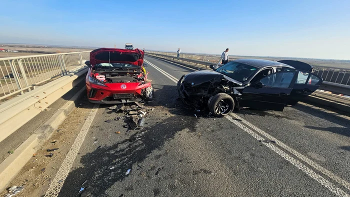 ---------O-ambulan-care-transporta-pacieni-dializai-implicat-ntr-un-accident-pe-DN-6-n-Timi-trei-persoane-rnite