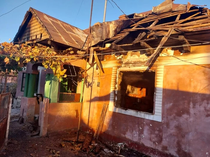 ---------O-femeie-a-murit-iar-un-brbat-este-grav-rnit-dup-ce-casa-n-care-locuiau-a-luat-foc-de-la-jarul-czut-din-sob