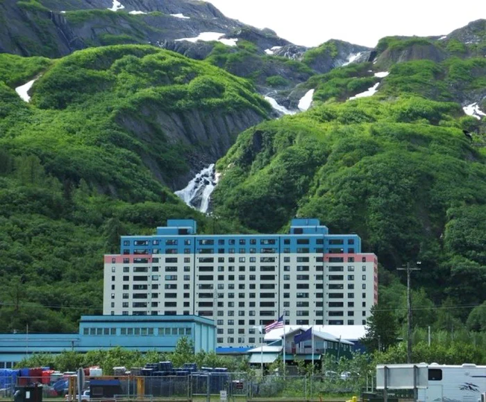 ---------Oraul-unde-toi-locuitorii-triesc-sub-acelai-acoperi