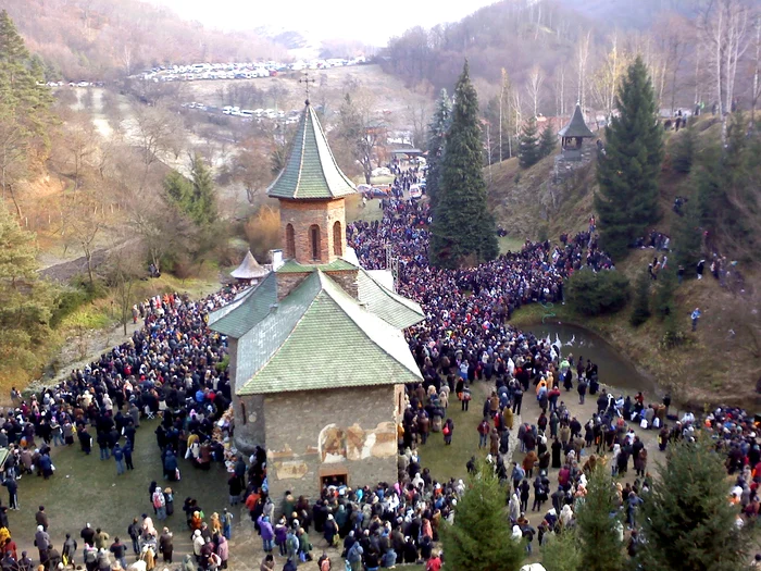 ---------Pelerinaj-impresionant-la-Prislop-coloan-de-maini-de-peste-7-kilometri-i-mii-de-credincioi-care-merg-s-fie-martori-la-canonizarea-printelui-Arsenie-Boca