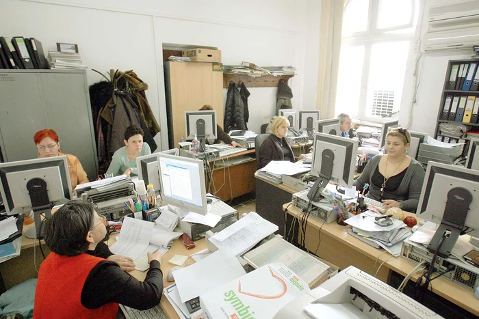 ---------Peste-70-dintre-bugetari-se-plng-de-salarii-mici-Ce-venituri-au-i-ce-i-doresc-de-la-sistem