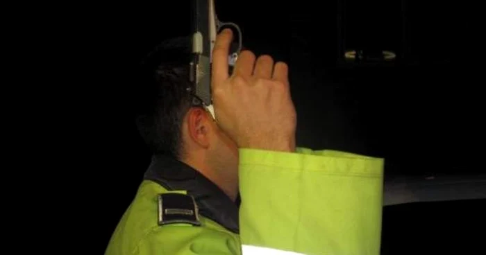 ---------Poliiti-ameninai-cu-topoarele-de-doi-scandalagii-care-ascultau-muzic-la-maxim-S-a-tras-i-un-foc-de-arm