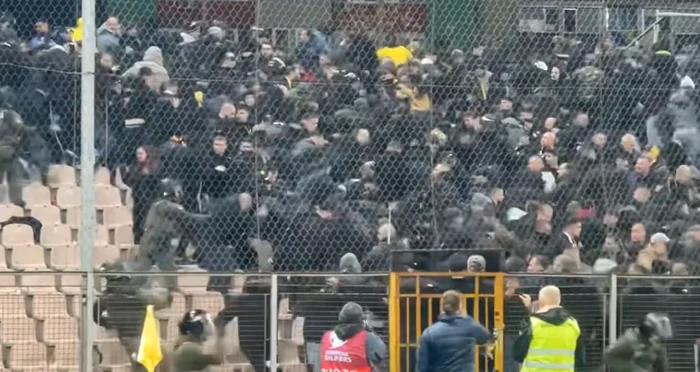 ---------Privii-cum-suporterii-romni-au-fost-btui-brutal-Armata-a-fcut-legea-n-tribune-dup-meciul-de-comar-din-Bosnia