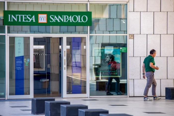 ---------Probleme-pentru-clienii-preluai-de-Intesa-Sanpaolo-aplicaia-de-banking-i-cardurile-inaccesibile