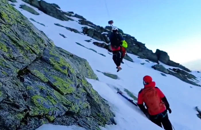 ---------Salvamontitii-au-recuperat-trupurile-celor-doi-turiti-mori-n-Munii-Fgra-cu-ajutorul-elicopterului-SMURD