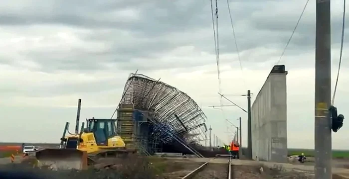 ---------Trenuri-blocate-ntre-Timioara-i-Arad-dup-ce-armtura-unui-pasaj-aflat-n-construcie-s-a-prbuit-peste-liniile-de-cale-ferat