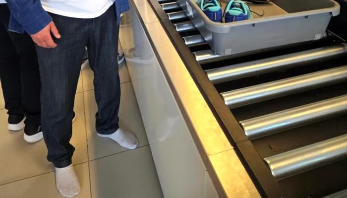 ---------Un-fost-mare-fotbalist-se-declar-umilit-dup-ce-a-fost-pus-s-se-descale-la-aeroport-Nici-mirosul-picioarelor-nu-mai-conteaz