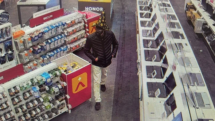 ---------Un-ho-deghizat-de-Halloween-a-furat-un-laptop-de-10700-de-lei-dintr-un-magazin-Poliitii-l-au-prins-la-scurt-timp-