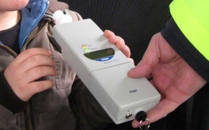 ---------Un-ofer-de-TIR-prins-cu-o-alcoolemie-uria-de-250-gl-a-pierdut-controlul-vehiculului-i-a-rmas-blocat-pe-calea-ferat