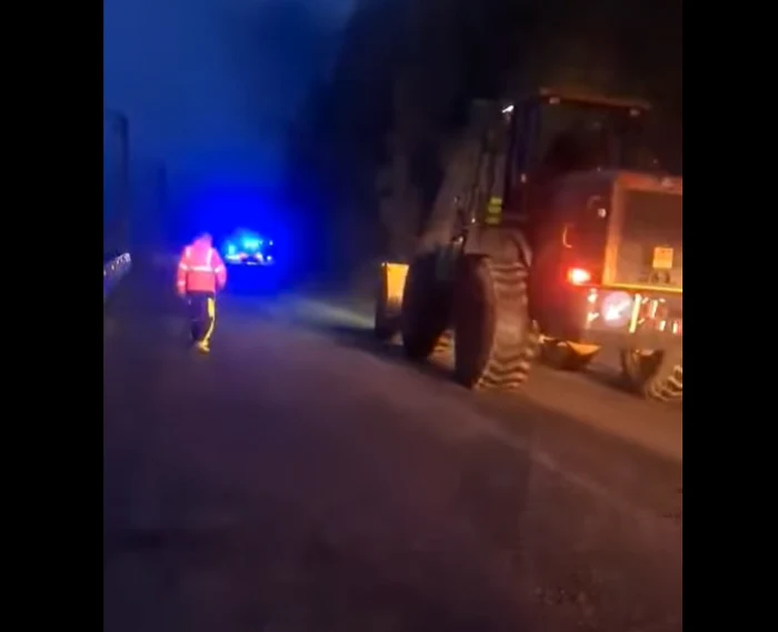 Video----------Accident-pe-Valea-Oltului-Un-camion-a-pierdut-ncrctura-cu-semine-de-floarea-soarelui-pe-osea